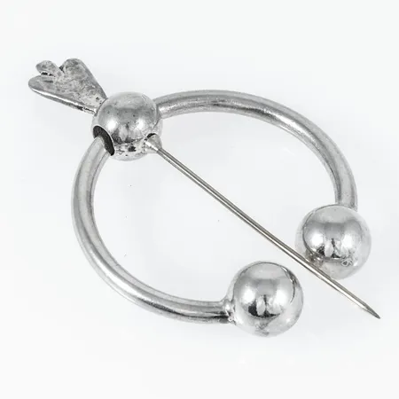 Sjalnål / dräktnål i silver, Ø 33,5 mm. Vikt: 11,5g. Stämplad F10 (1980), RCN, S och kattfot.