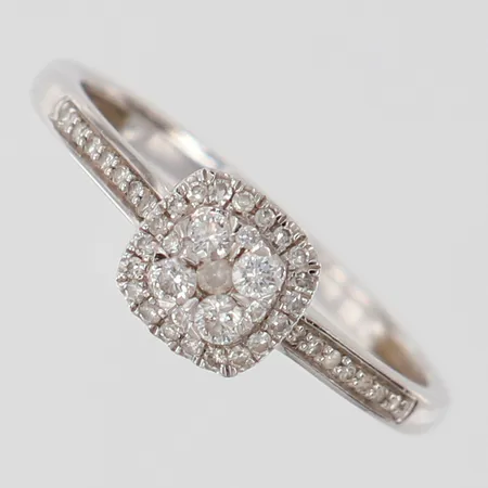 Ring med diamanter 4 x 0,03ct, 1 x 0,01ct, 8/8-slipade diamanter 20 x 0,0075ct, 14 x 0,005ct, stl: 19, bredd 2-7mm, GHA, vitguld 18K.  Vikt: 2,4 g