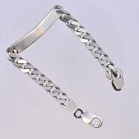 Armband med bricka, längd 21,5 cm, bredd 8 mm, silver 925/1000. Vikt: 35,3 g