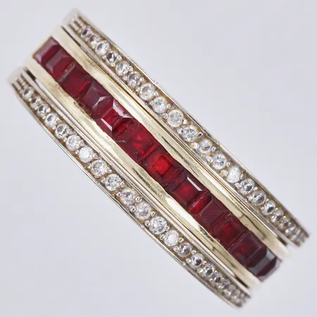 Ring med diamanter ca 1x0,10ct, 42x0,005ct, samt röda stenar, stl: 19, bredd ca 4-8mm, 14K Vikt: 6,8 g