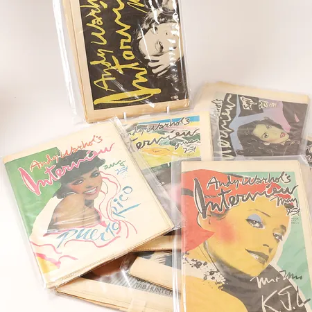 Åtta tidningsmagasin, Andy Warhols Interview, från 1975, mars, maj, juni, juli, augusti, september, november samt november Photo Issue, med skyddsplast.