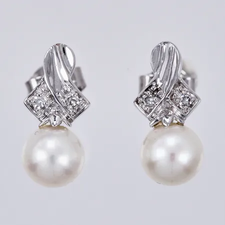 Ett par örhängen med odlad pärla Ø 6mm & diamanter ca 2x0,01ct vardera , längd ca 14mm, GHA 18K Vikt: 2,4 g