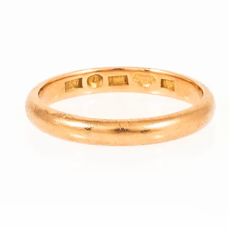 Slät ring i 18K guld. Den är i storlek 20, är 3,5 mm bred, 1,8 mm hög och väger 5,0g. Stämplad V8 (1947), NJ (Nordiska Juvelaktiebolaget, Stockholm), 18K och kattfot. 