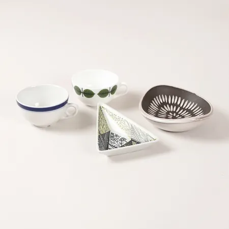 Parti keramik 4st, bland annat skål, Ingrid Atterberg, "Negro", lergods, Uppsala Ekeby, Stig Lindberg Berså kaffekopp utan fat, m.f.   Vikt: 0 g Skickas med paket.