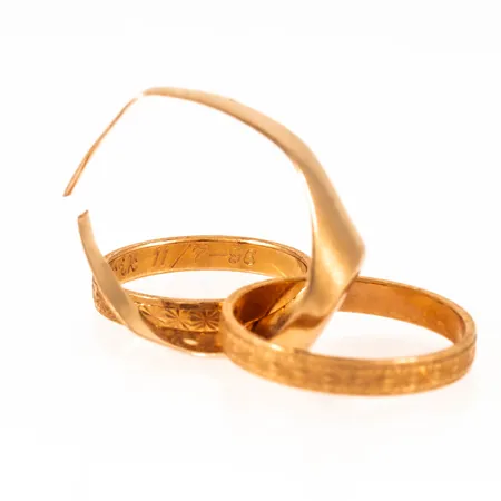 Diverse defekt/graverat guld i 18K. Vikt: 7,5g. 