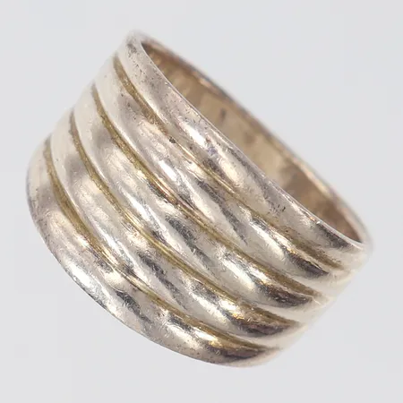 Ring med dekor, stl: 18, bredd 6,5-13mm, GHA, Silver 925/1000.  Vikt: 5,6 g