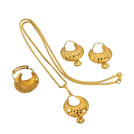 SET 21K guld, Halsband - längd 40,0 cm, bredd 1,3 mm, Hänge - storlek inkl. ögla 19x37 mm, tjocklek 8 mm, Örhängen - storlek 19x29 mm, tjocklek 8 mm, Ring - justerbar ringstorlek ca 16,0 - 19¾ mm, skenans bredd 1,3 mm, frontens storlek 18x19 mm, alla delar i fint skick Vikt: 12,3 g