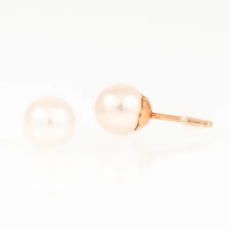 Örhängen i 18K guld med saltvattenodlade vita pärlor Ø 7 mm. Vikt: 1,3g. Snurrebussar saknas, men nya i plast medföljer. 