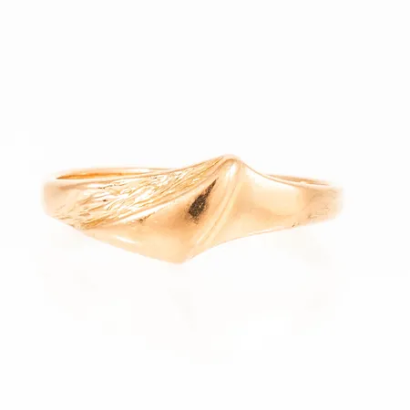 Ring i 18K guld med vildmarksmönster. Den är i storlek 18¼, är 2,5 - 7,5 mm bred och väger 3,8g. 