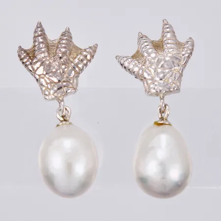 Ett par örhängen med odlade pärlor, längd ca 32mm, bredd ca 11mm, 925/1000 silver Vikt: 8,5 g