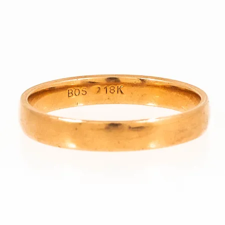 Slät ring i 18K guld. Den är i storlek 20¾, är 4 mm bred, 1,4 mm hög och väger 4,7g. Stämplad BÖS (Schalins Ringar AB, Östersund), 18K och kattfot. Repor. 