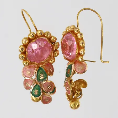 Ett par örhängen med färgade stenar, 25mm, 18K bruttovikt 2,3g Vikt: 2,3 g