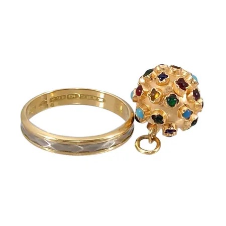 Ring, 18K guld, slitage och gravyr. Hänge, 18K guld, färgade stenar, några stenar saknas Vikt: 7,3 g