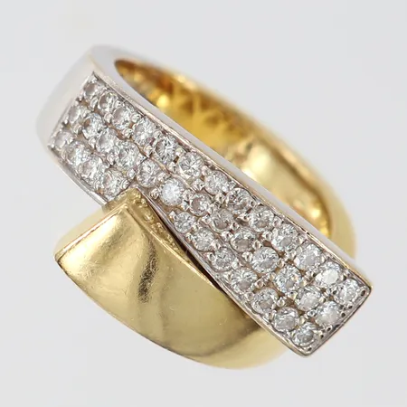 Ring med briljantslipade diamanter ca 37 x ca 0,02ct, stl: 17, bredd 5,5-12mm, tvåfärgat 18K.  Vikt: 10 g