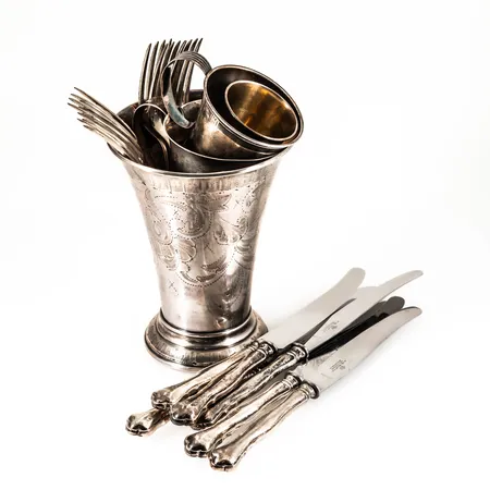 Parti silver (defekt / graverat) 830/1000: 632g + knivar med rostfria blad bto 250g. Total bruttovikt 882g. 