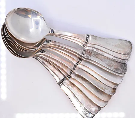 12 skedar, modell Uppsala, längd 15,5 cm, etui medföljer, silver 830/1000. Vikt: 389 g