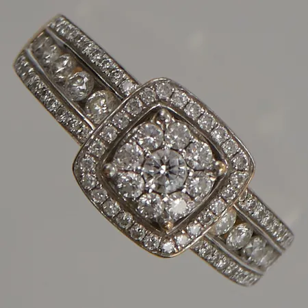 Ring 85x diamanter totalt 0,70ctv enligt gravyr (ca 0,005-0,04ct/st), Ø17, bredd:3-9mm, delvis rodierad, Guldfynd, 18K 4,2g.