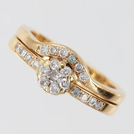 Ring med briljantslipade diamanter 1 x ca 0,08ct, 19 x ca 0,02ct, stl: 16¾, bredd 4-8mm, gravyr, 18K.  Vikt: 6,9 g
