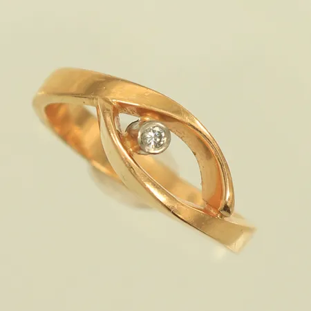 Ring med diamant ca 0,005ct stl 18½, bredd 2-7mm, 18K  Vikt: 2,9 g