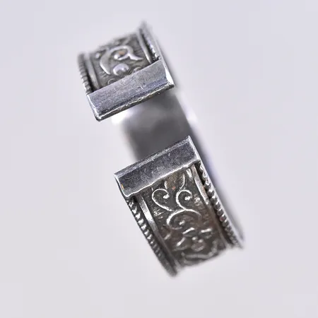 Ring, stl 21, bredd 8 mm, silver 830/1000. Vikt: 5,7 g