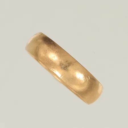 Ring slät stl 20¼ bredd 6mm gravyr repig 18K Vikt: 7,4 g