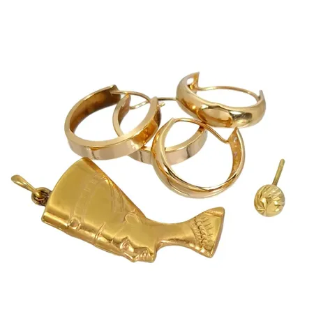 Diverse smycken, 18K guld, bucklor och ojämnheter Vikt: 2,8 g