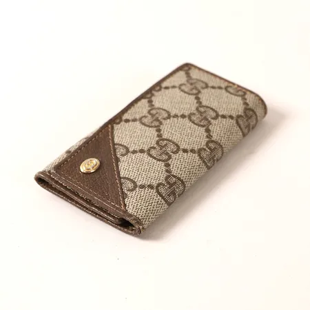 Nyckelhållare Gucci, monogramcanvas och skinn, ca 10x15x5,5cm, nötta kanter/skador.