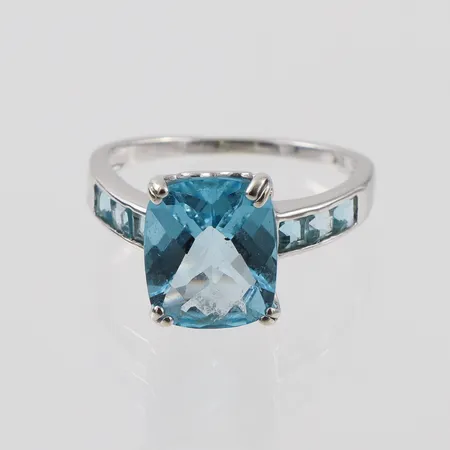 Ring med Topas, storlek 17 mm, bredd 1.3-11 mm, 10k. Vikt: 3,1 g