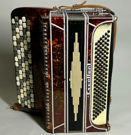 Dragspel Hagström Excellent med dekor i sköldpaddsimitation remmar i läder och tyg, ett par av tangenterna fastnar, i koffert Skickas med postpaket.