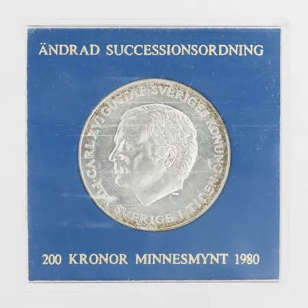 Minnesmynt "Ändrad successionsordning", nominellt värde 200kr, Ø 36mm, Eskilstuna 1980, plastetui med bruksslitage, 925/1000 silver Vikt: 27 g