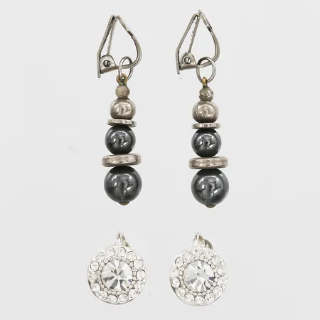 Två par örhängen med pärlor respektive vita stenar, Ø 12mm & 8 x 40mm, bijouteri