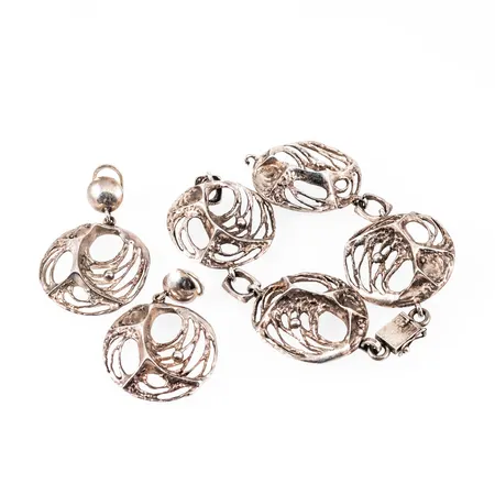 Clipsörhängen och ett defekt armband i silver (925/1000) "Spiderweb" av Karl Laine, Finland. Vikt: 50,2g. 