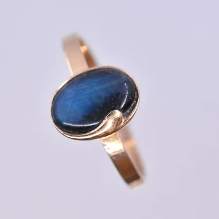 Ring med blå sten, stl 17¼, bredd 2-10 mm, 18K. Vikt: 1,5 g