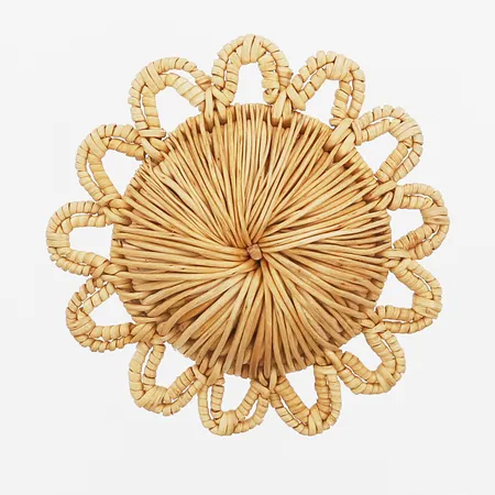 Brosch Samisk Rotarbete av Ellen Kitok-Andersson (1932-2008), Jokkmokk, signerad E Kitock-A. Ø 50mm, tillverkad av björkrötter & garvat renskinn.