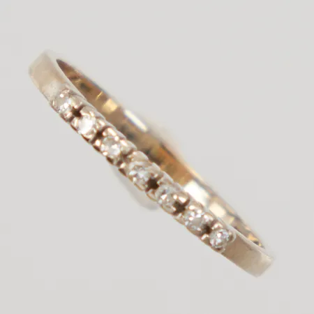 Ring med diamanter 7x0,01ct, stl 16½, bredd 1,8mm, gravyr, behov av omrodiering, vitguld, 18K Vikt: 1,4 g