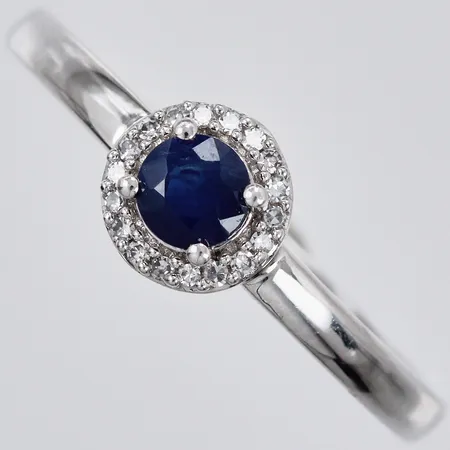 Ring med diamanter ca 19x0,005ct (8/8-slipning), samt safir (behandlad), GHA stl: 17½, bredd ca 2-6mm, 18K Vikt: 2,8 g