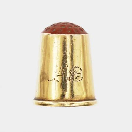 Fingerborg med karneol, Ø 17,5mm, höjd: 20,5mm, C G Hallbergs Guldsmeds AB, Stockholm 1900, gravyr, 18K guld Vikt: 3,9 g