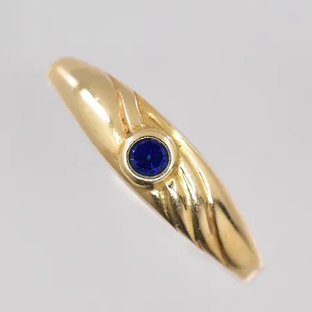 Ring med blå sten, stl 17¾, ojämn skena, 14K Vikt: 0,9 g