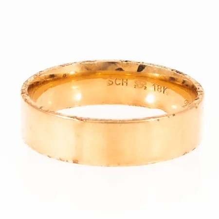 Defekt/graverad ring i 18K guld. Vikt: 7,5g. 