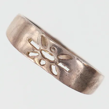Ring med dekor, stl: 19½, bredd 2,5-5,5mm, bucklig, Silver 925/1000.  Vikt: 2 g