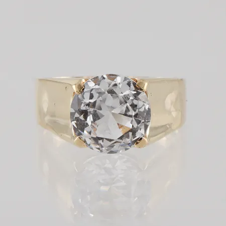 Ring med sten, storlek 19 ¼ mm, bredd 3.4-10.5 mm, 14k. Vikt: 6,1 g