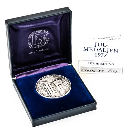 Julmedaljen i silver (925/1000) Prinsessan Victoria Ingrid Alice Desiree - Född 14.7.1977, Döpt i slottskyrkan 27. september - Julen 1977, Ø 45 mm. Vikt: 35,0g. Etui och äkthetsintyg medföljer.