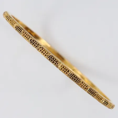 Armring med dekor, Ø61,5mm, bredd 4mm, bucklig, 21K.  Vikt: 8,4 g