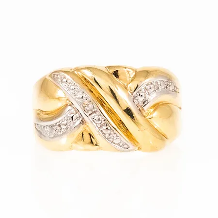 Ring i 14K guld med 1 x c:a 0,01ct 8/8 slipad diamant. Den är i storlek 17¼, är 3 - 10 mm bred och väger 2,3g. 