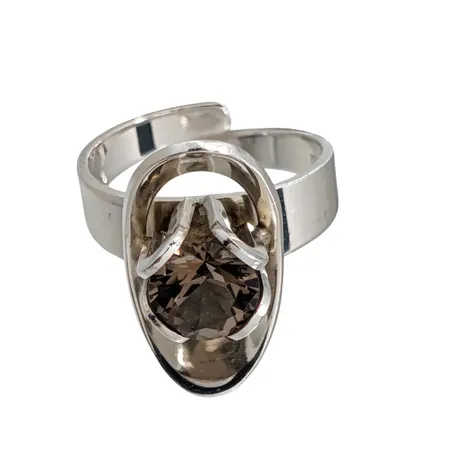 Retro Ring 1970-tal, silver, Rökkvarts, Ø17¾ mm (justerbar skena), skena bredd 6-3 mm, dekor 21,5x12 mm, uppbyggnad 10 mm, tillverkare D Ekström Falköping 1974, sten utan anmärkning, fint skick  Vikt: 5,7 g