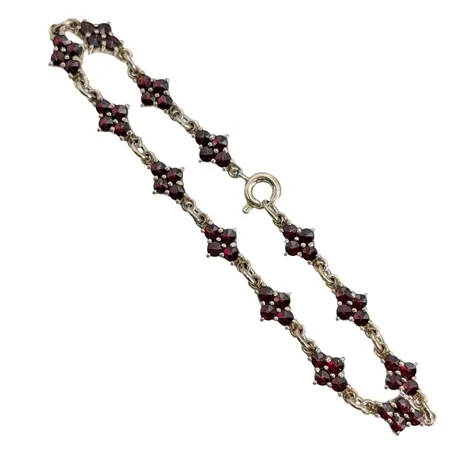 Armband med Granater, silver 830/1000, något svag förgyllning, längd 18,5 cm, bredd 6,5 mm, tillverkarstämpel HE, stenar utan anmärkning Vikt: 6,6 g