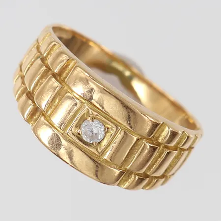 Ring med vit sten, stl: 17¼, bredd 2,5-9mm, skev, 18K.  Vikt: 4,2 g