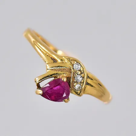 Ring med rubin samt diamanter ca 0,025ctv, stl 16¼, 18K Vikt: 2,2 g