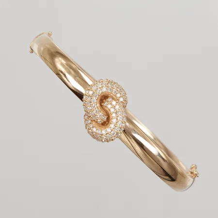 Armring öppningsbar med diamanter ca 114x ca 0,01ct, innermått ca 57x51mm, bredd 6-16mm, 14K Vikt: 14,5 g