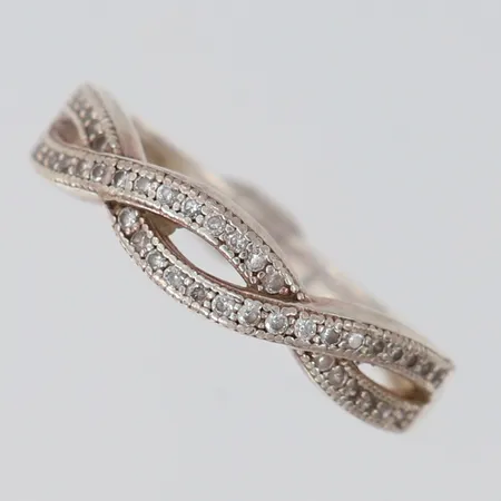 Ring med vita stenar, stl 17, 925/1000 silver  Vikt: 2,7 g